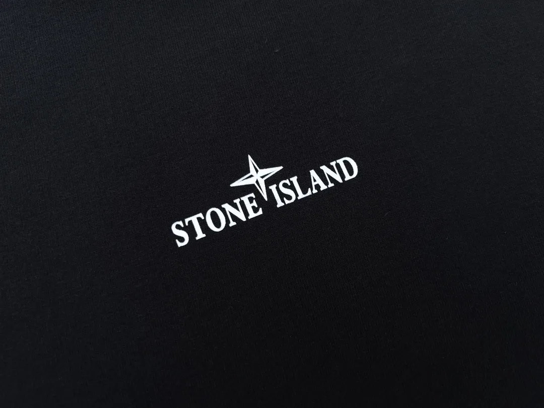 W613#P110💰 [Stone lsland/Stone Island summer new short-sleeved T-shirt with stone ruins print on the back] ⚠️[Original creation, high control of details] Made of 260g combed cotton 32-count double yarn - Simple and basic versatile style, original quality, the first choice for couples. - Made in a large factory, four needles and five threads on the shoulder, neatly routed, high quality workmanship. - Same style for men and women, very versatile, one piece for each hand, the details are clearly visible. Color: Black White Size: M L